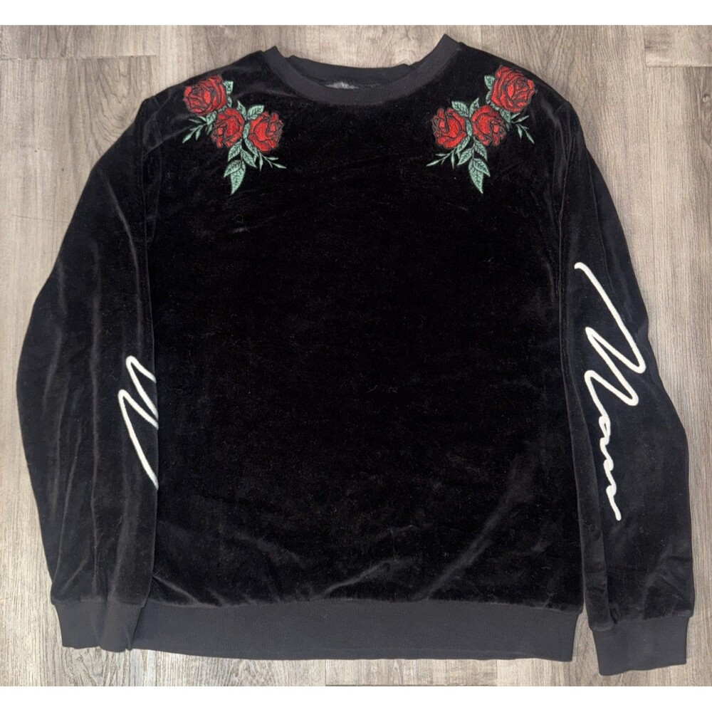 BoohooMAN Women’s Black Sweater Size Large Roses Fuzzy Soft Free Shipping